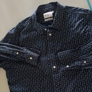 NWOT—Goodfellow & Co Men's Dark Blue Arrow Print Shirt